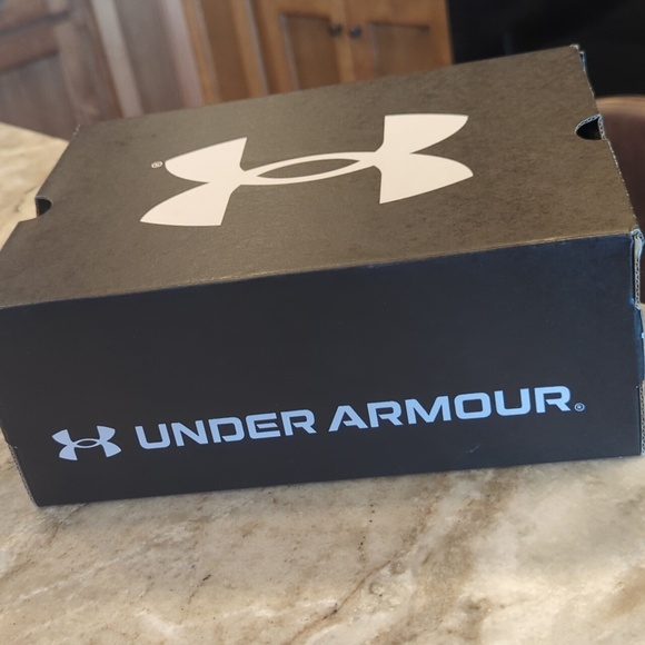 Boys Under Armour - Picture 8 of 9